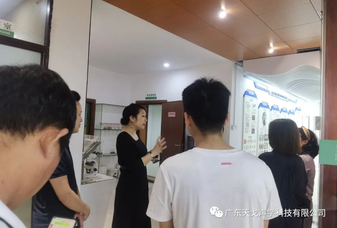 歡迎廣東省建筑裝飾設(shè)計(jì)行業(yè)協(xié)會(huì)蘭芳會(huì)長(zhǎng)一行人蒞臨天戈指導(dǎo)工作-3