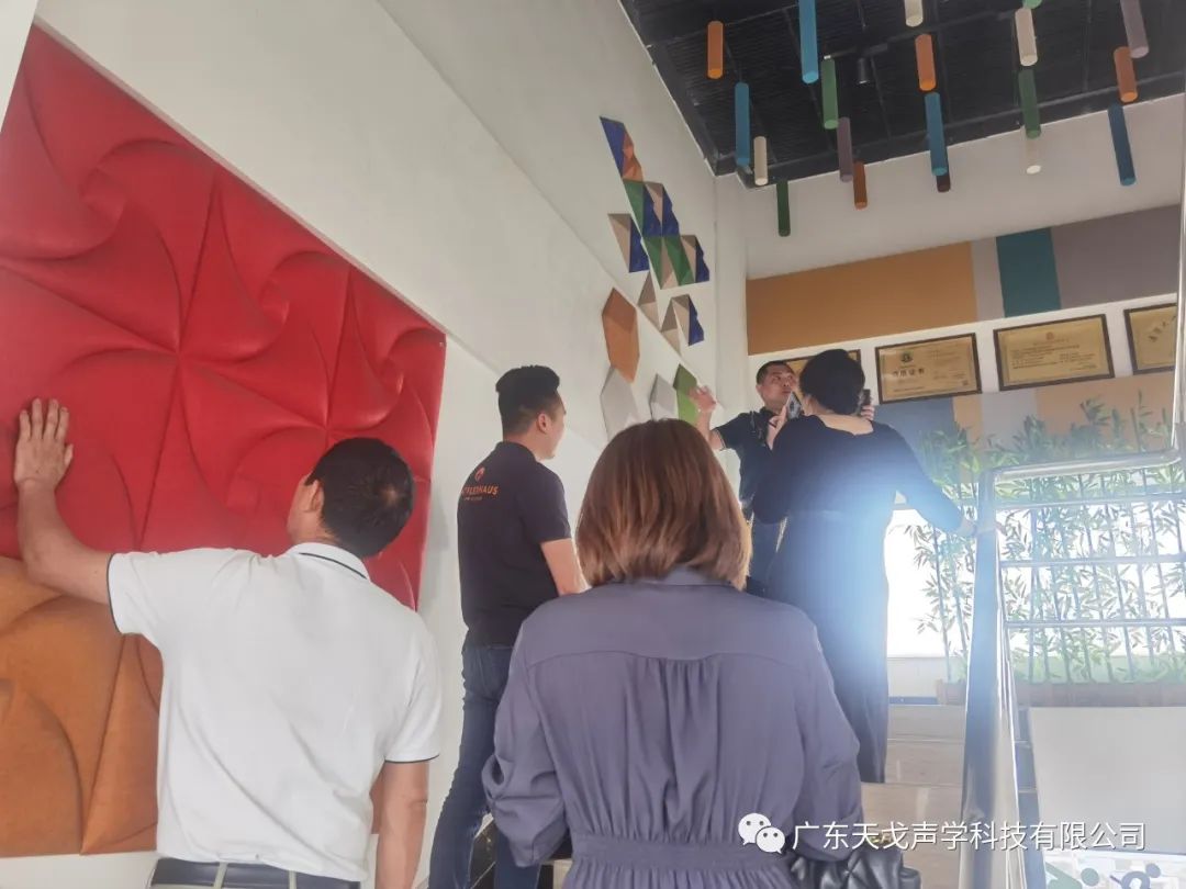 歡迎廣東省建筑裝飾設(shè)計(jì)行業(yè)協(xié)會(huì)蘭芳會(huì)長(zhǎng)一行人蒞臨天戈指導(dǎo)工作-4