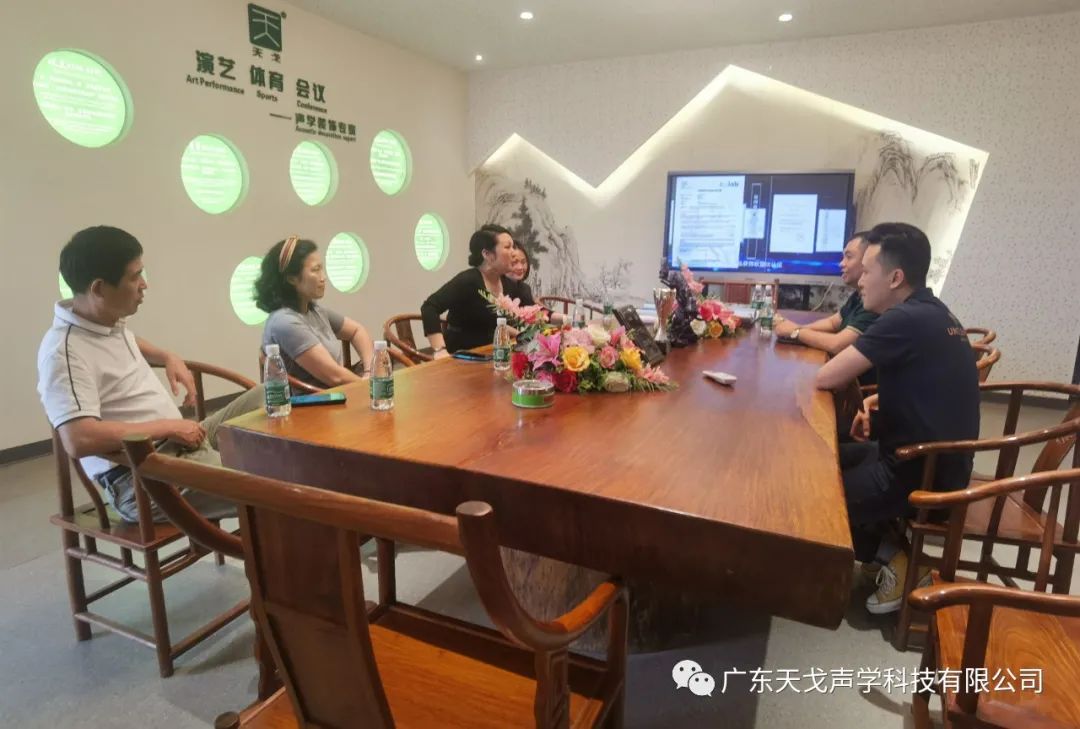 歡迎廣東省建筑裝飾設(shè)計(jì)行業(yè)協(xié)會(huì)蘭芳會(huì)長(zhǎng)一行人蒞臨天戈指導(dǎo)工作-6