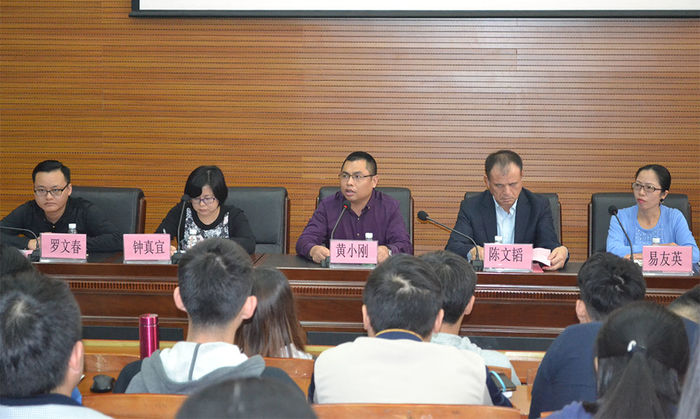 天戈公司黃小剛董事長(zhǎng)宣讀“第一屆天戈聲環(huán)境工程訂單班”錄取學(xué)生名單