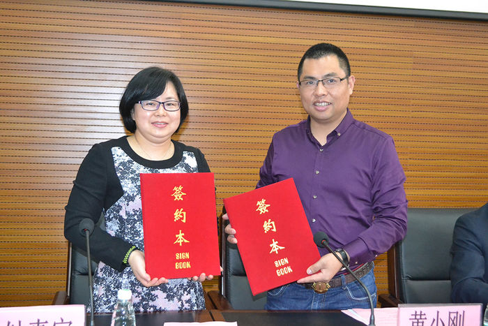 天戈公司黃小剛董事長(zhǎng)與環(huán)院鐘真宜主任簽約儀式